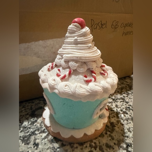 Set of (3) Valerie Parr 6” Illuminated Pastel Gingerbread Cupcakes houses - Picture 11 of 17